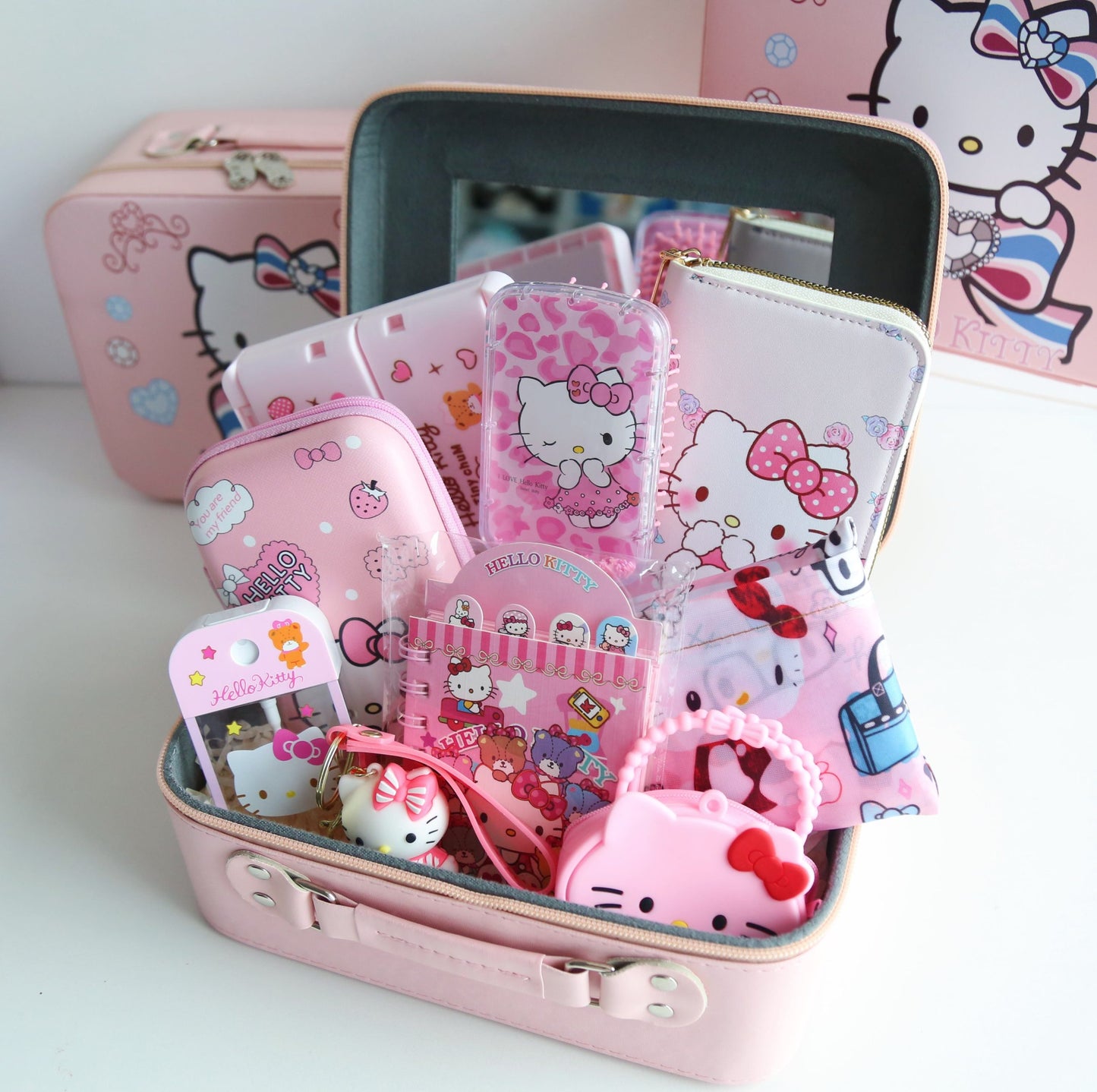 Hello Kitty Gift Box | 1 suitcase + 10 random items