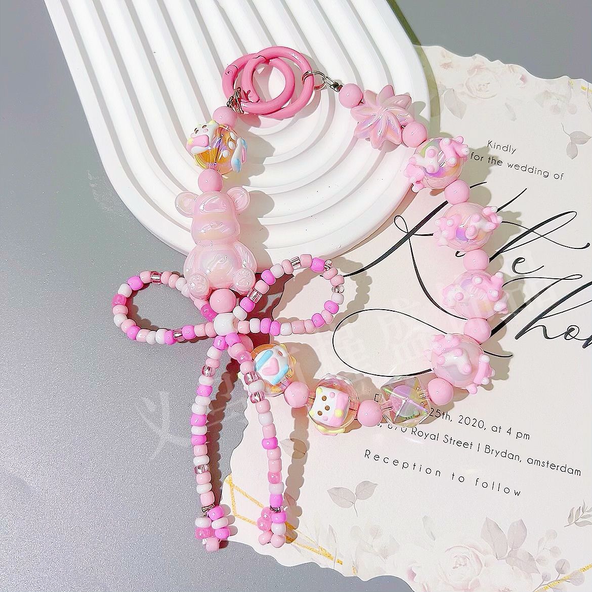 Small fresh ins hand-painted beads mobile phone pendant cartoon bear bow accessories bead string keychain live broadcast of the same style