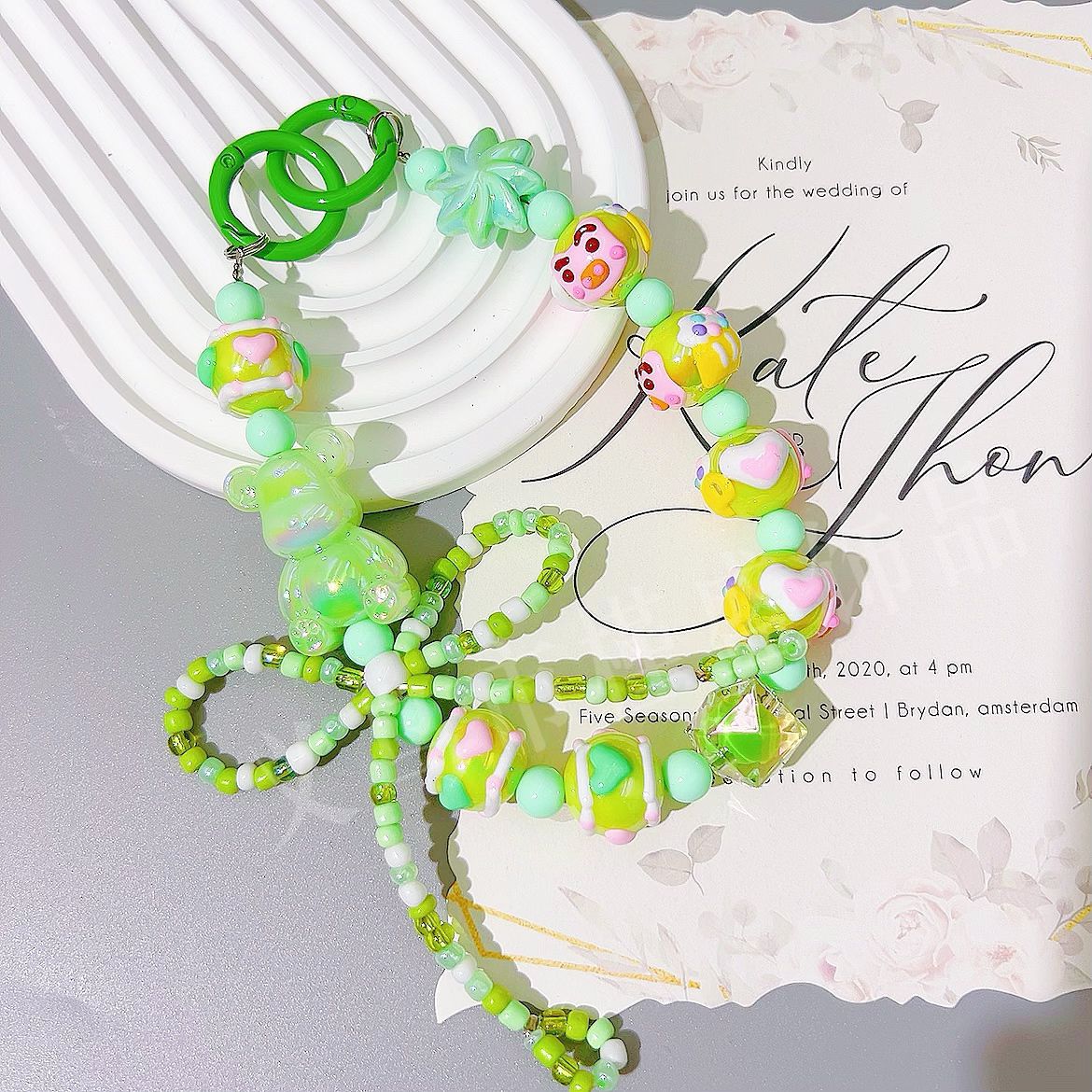 Small fresh ins hand-painted beads mobile phone pendant cartoon bear bow accessories bead string keychain live broadcast of the same style